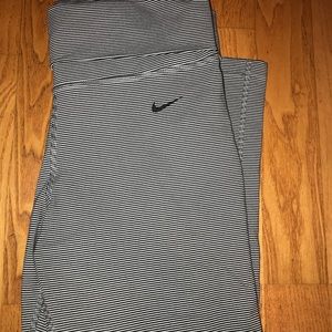 Nike Crop Leggings Medium